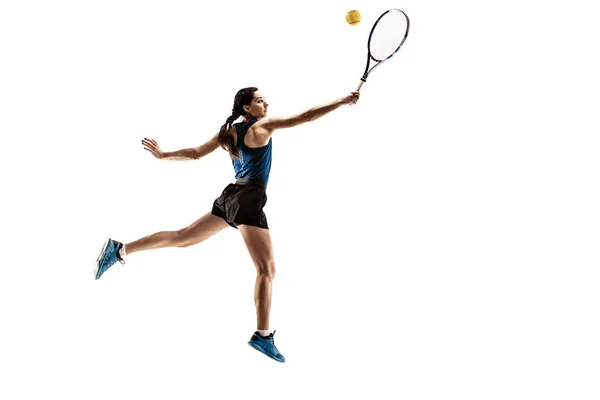 Ολόσωμο πορτρέτο της νεαρής γυναίκας παίζει τένις που απομονώνονται σε λευκό φόντο — Φωτογραφία Αρχείου