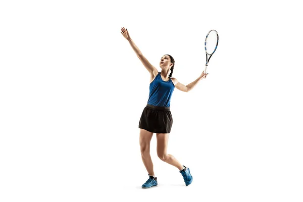 Retrato de larga duración de una joven jugando al tenis Aislada sobre fondo blanco — Foto de Stock