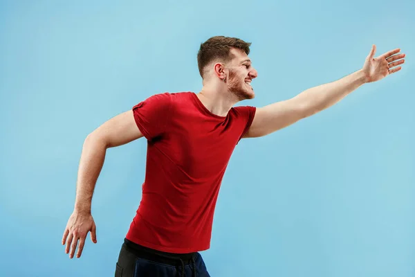 Aislado en rosa joven casual hombre gritando en el estudio — Foto de Stock