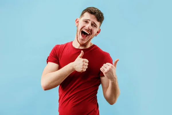 Isolado em rosa jovem casual homem gritando no estúdio — Fotografia de Stock