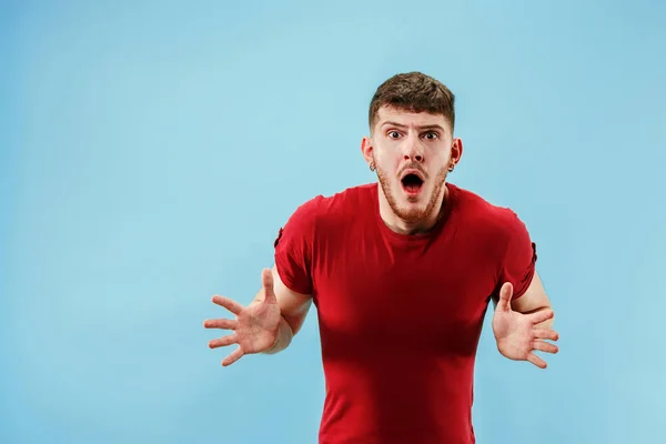 Retrato del hombre asustado en azul — Foto de Stock