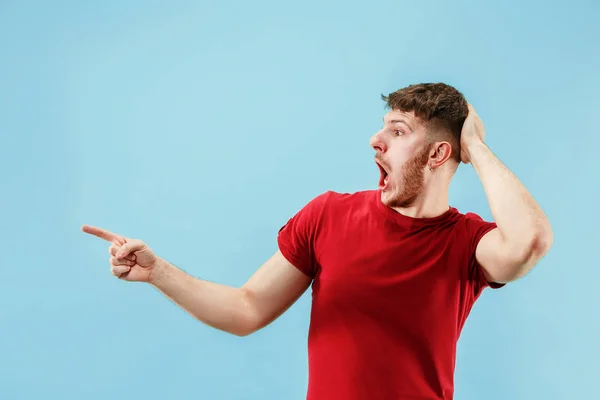 Geïsoleerd op roze casual jongeman schreeuwen in studio — Stockfoto