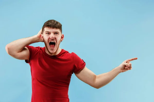 Isolated on pink young casual man shouting at studio — Stock Photo, Image