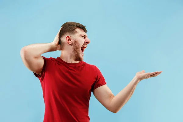 Isolado em rosa jovem casual homem gritando no estúdio — Fotografia de Stock