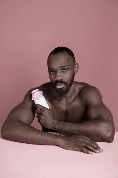 Saudável jovem homem africano holging leite — Fotografia de Stock