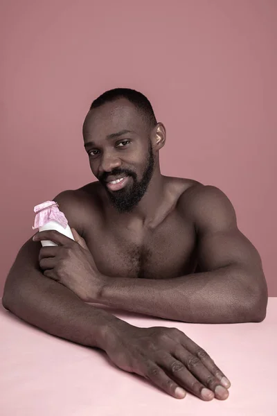 Gesunder Junger Afrikanischer Mann Der Ein Fläschchen Milch Vor Rosa — Stockfoto