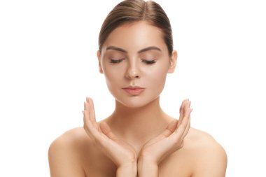 Güzel kadın yüzü. Beyaz yüzüne mükemmel ve temiz cilt. Güzellik, bakım, cilt, tedavi, sağlık, spa, kozmetik kavramı