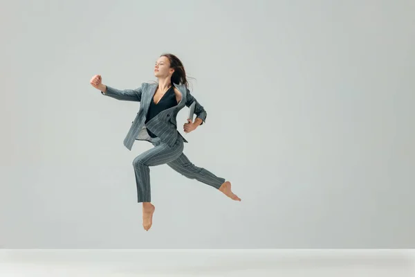 행복 한 비즈니스 우먼 춤과 흰색 위에 고립 된 미소. — 스톡 사진