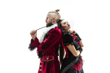 Marquis ve kadın marquise olarak geleneksel Ortaçağ kostüm giyen genç adam