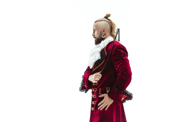 Молодой человек в традиционном средневековом костюме маркиза — стоковое фото