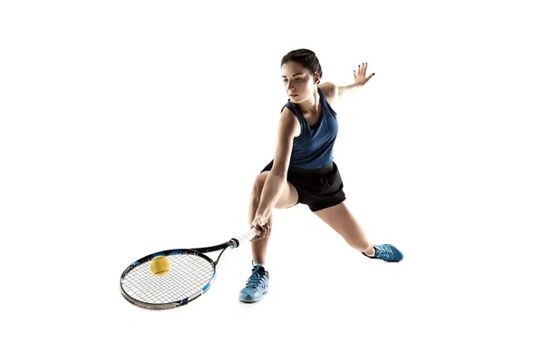 Pełna długość Portret młodej kobiety, grając w tenisa na białym tle — Zdjęcie stockowe