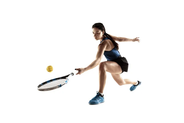 テニスは、白い背景で隔離の若い女性の完全な長さの肖像画 — ストック写真