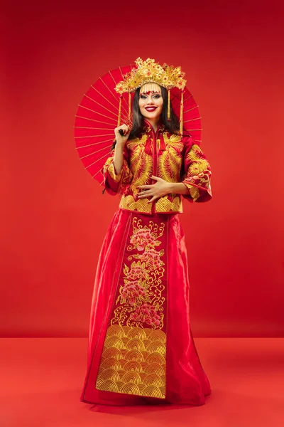 中国传统女性。穿着民族服装的美丽的年轻女孩 — 图库照片