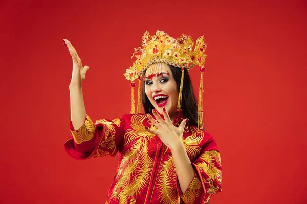 Mujer tradicional china. Hermosa chica joven usando en traje nacional — Foto de Stock