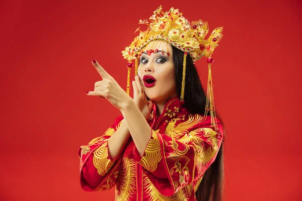Κινεζική παραδοσιακή γυναίκα. Όμορφη νεαρή κοπέλα φορώντας με παραδοσιακή ενδυμασία — Φωτογραφία Αρχείου
