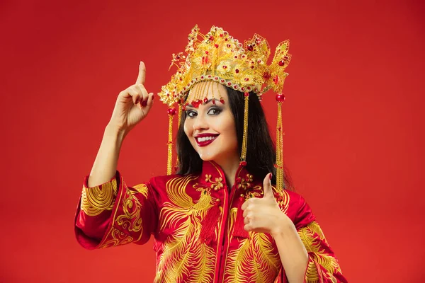 中国传统女性。穿着民族服装的美丽的年轻女孩 — 图库照片