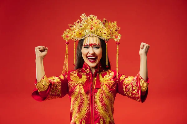Kinesisk Traditionell Behagfull Kvinna Studio Över Röd Bakgrund Vacker Flicka — Stockfoto
