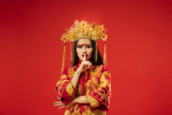 Κινεζική παραδοσιακή γυναίκα. Όμορφη νεαρή κοπέλα φορώντας με παραδοσιακή ενδυμασία — Φωτογραφία Αρχείου