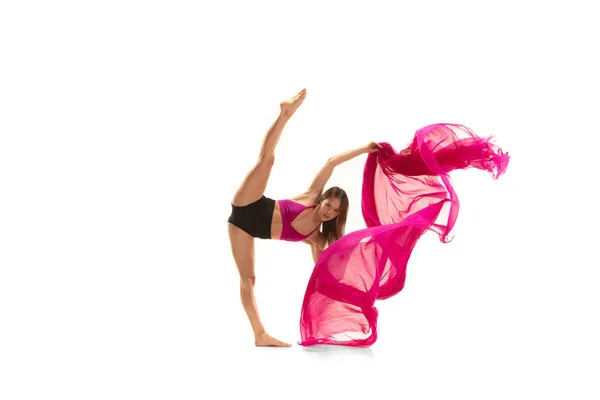 Bailarina. Joven bailarina de ballet femenina elegante bailando sobre un estudio blanco. Belleza del ballet clásico . — Foto de Stock