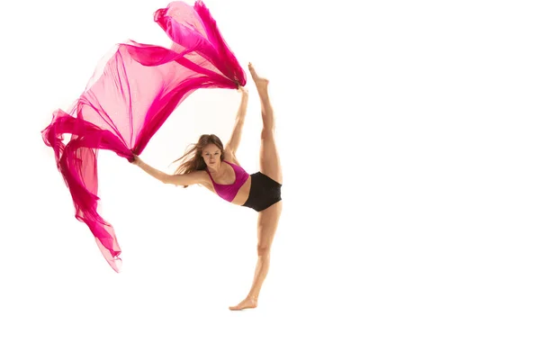 Балерина. Молодая грациозная балетная танцовщица танцует над белой студией. Красота классического балета . — стоковое фото