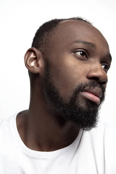 Close up retrato de um jovem africano dentro de casa — Fotografia de Stock