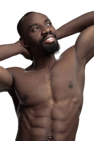Retrato de cerca de un joven africano desnudo en el interior —  Fotos de Stock