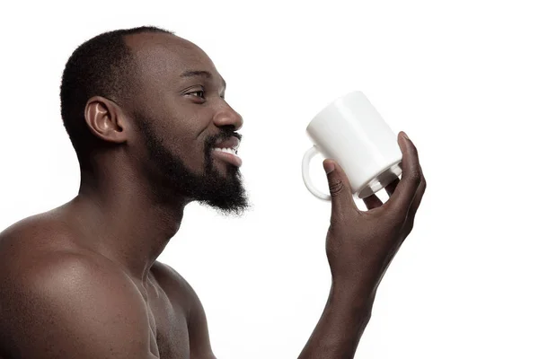 白い背景で隔離のお茶のカップを持つアフリカ男 — ストック写真