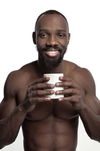 Африканский человек с чашкой чая, изолированные на белом фоне — стоковое фото