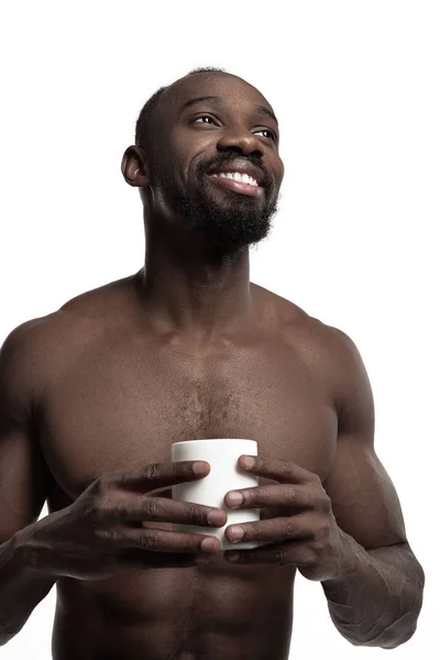 白い背景で隔離のお茶のカップを持つアフリカ男 — ストック写真