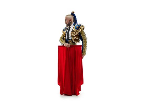 Torero w niebieski i złoty garnitur lub typowy hiszpański matador na białym tle nad białym — Zdjęcie stockowe