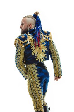 Torero mavi ve altın takım elbise veya beyaz bitti izole tipik İspanyol boğa güreşçisi