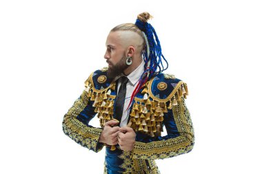 Torero mavi ve altın takım elbise veya beyaz bitti izole tipik İspanyol boğa güreşçisi
