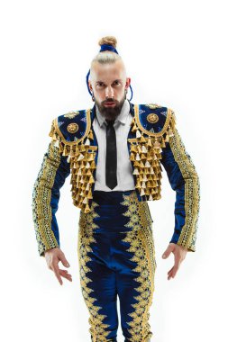 Torero mavi ve altın takım elbise veya beyaz bitti izole tipik İspanyol boğa güreşçisi