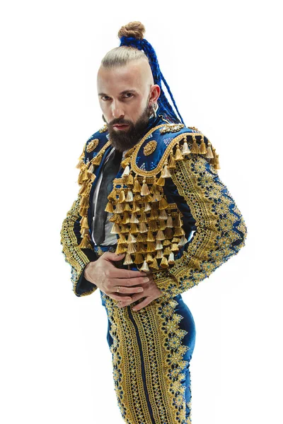 Torero mavi ve altın takım elbise veya beyaz bitti izole tipik İspanyol boğa güreşçisi — Stok fotoğraf