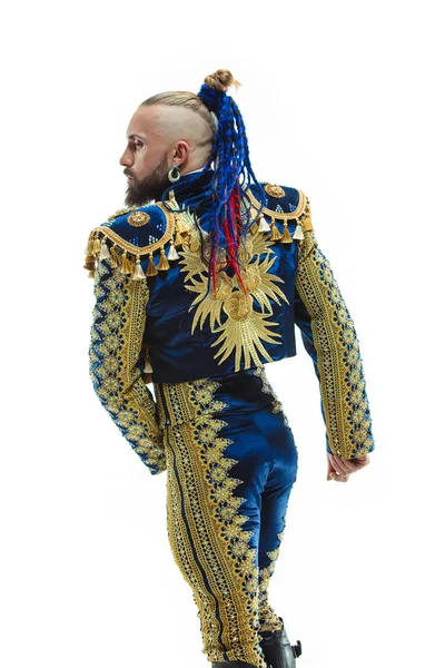 Torero в костюмі синього і золота або типовий іспанський тореадор ізольовані шпалерами білого кольору — стокове фото