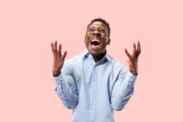 Ganhar o sucesso homem feliz extático celebrando ser um vencedor. Imagem energética dinâmica do modelo masculino — Fotografia de Stock