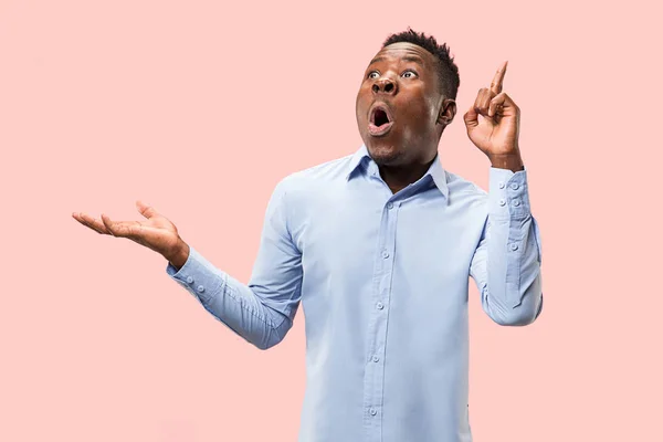 Ganhar o sucesso homem feliz extático celebrando ser um vencedor. Imagem energética dinâmica do modelo masculino — Fotografia de Stock