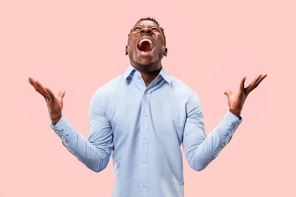 Ganhar o sucesso homem feliz extático celebrando ser um vencedor. Imagem energética dinâmica do modelo masculino — Fotografia de Stock