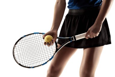 Genç kadın beyaz arka plan üzerinde izole tenis oynamaya tam uzunlukta portresi