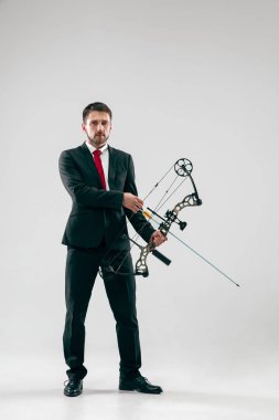 Beyaz arka plan üzerinde izole ok ve yay ile hedef nişan işadamı