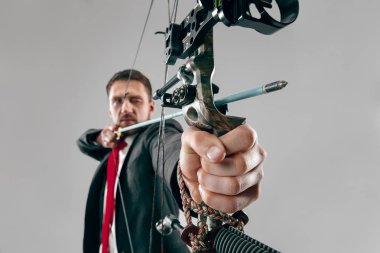Beyaz arka plan üzerinde izole ok ve yay ile hedef nişan işadamı