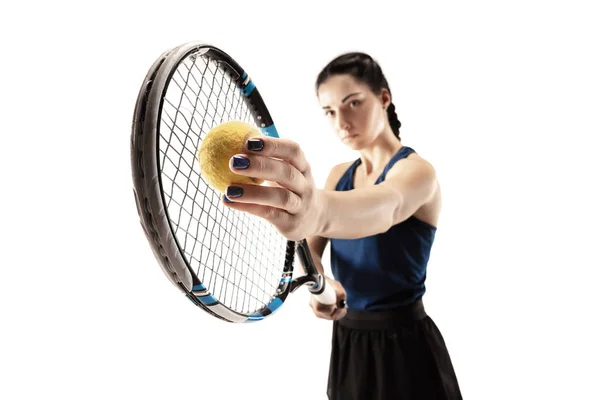 Retrato de larga duración de una joven jugando al tenis Aislada sobre fondo blanco — Foto de Stock