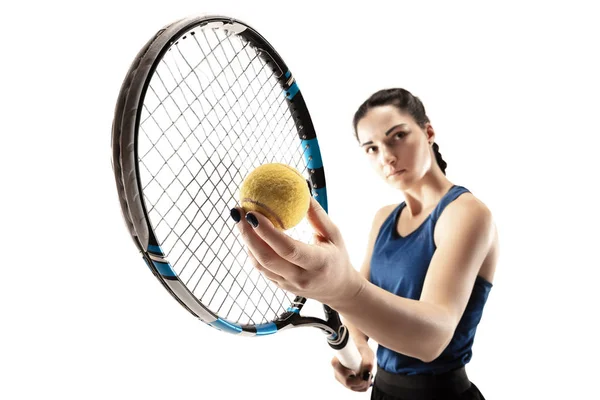 Ολόσωμο πορτρέτο της νεαρής γυναίκας παίζει τένις που απομονώνονται σε λευκό φόντο — Φωτογραφία Αρχείου