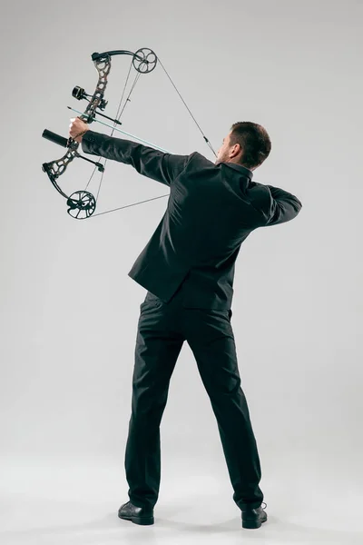 Бизнесмен, нацеленный на цель с луком и стрелами, изолирован на белом фоне — стоковое фото