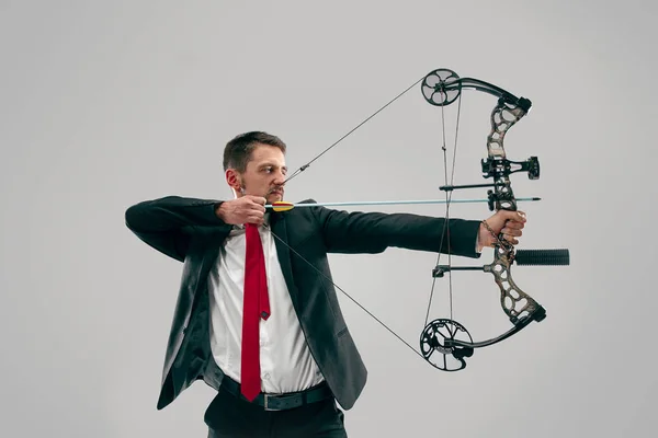 Geschäftsmann zielt mit Pfeil und Bogen auf Ziel, isoliert auf weißem Hintergrund — Stockfoto