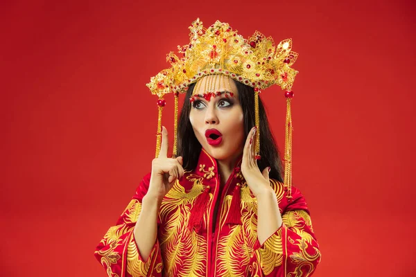 Mujer tradicional china. Hermosa chica joven usando en traje nacional — Foto de Stock