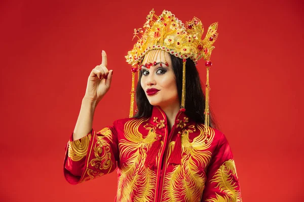 Mujer tradicional china. Hermosa chica joven usando en traje nacional — Foto de Stock