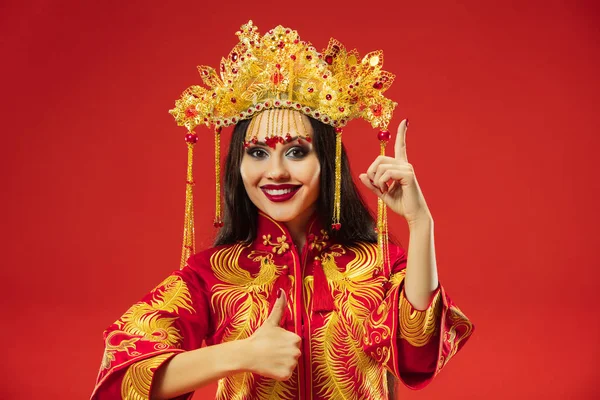 Mujer tradicional china. Hermosa chica joven usando en traje nacional — Foto de Stock