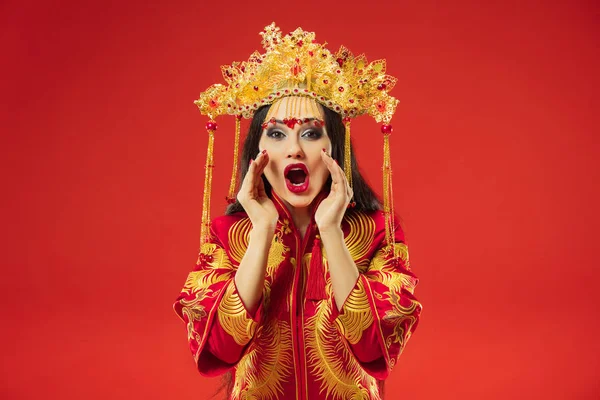 Mujer tradicional china. Hermosa chica joven usando en traje nacional — Foto de Stock