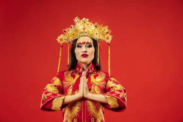 Mujer tradicional china. Hermosa chica joven usando en traje nacional — Foto de Stock